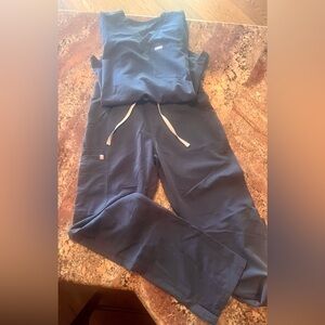 Dark Harbor Figs Scrub Set-barely worn.